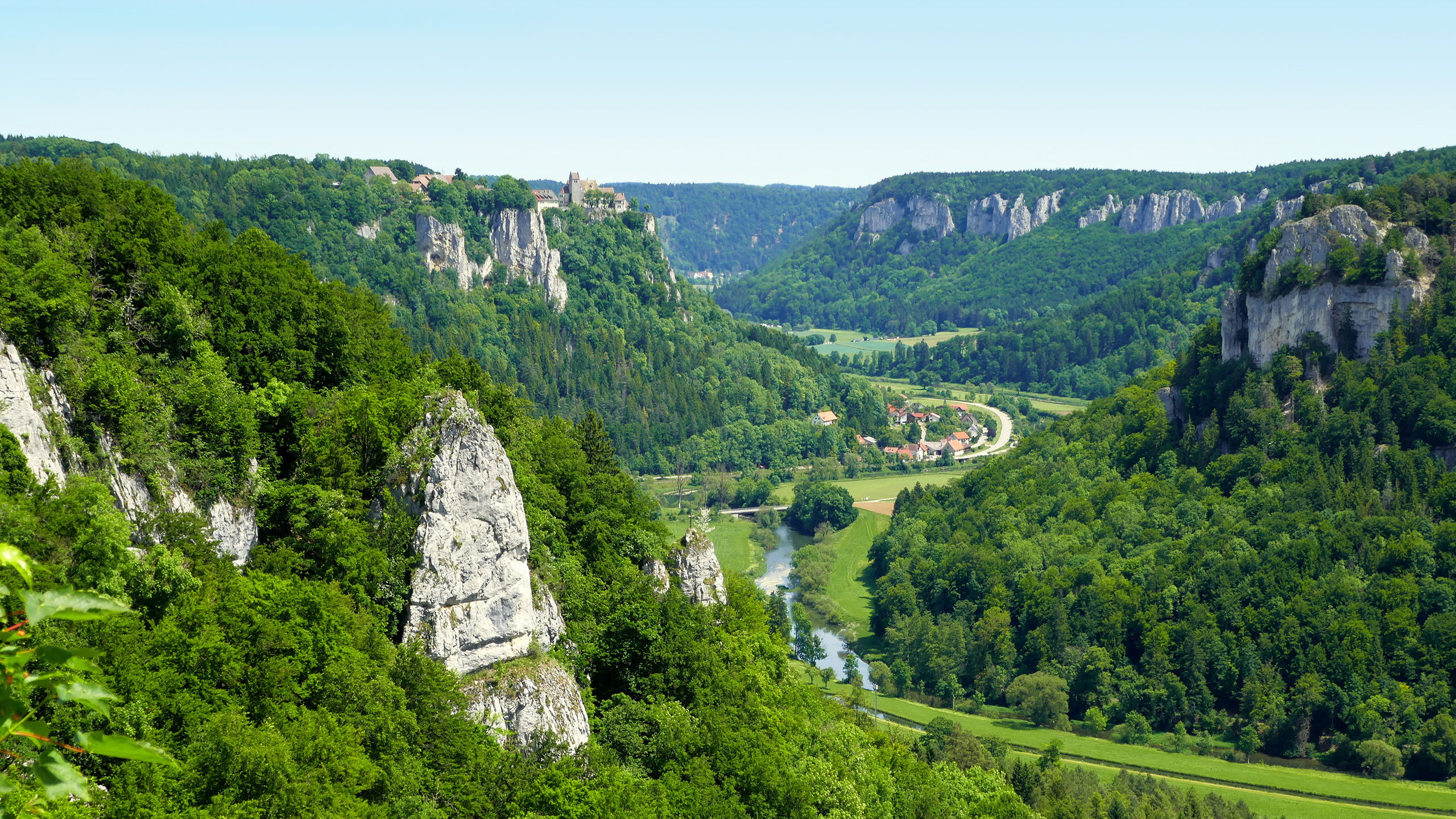 Aussicht ins obere Donautal beim Eichfelsen an sonnigem Sommertag